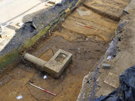 Opgraving De Vrijheid - Sporen uit de 12de eeuw bewaard als grondverkleuringen (grijs) in natuurlijke bodem (geel) Kapittelstraat - copyright SOLVA