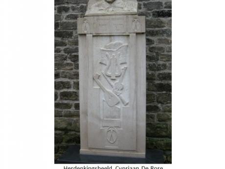 Herinneringsbeeld gemaakt door Roger Schrije i.o. van A. Cambier. Door het plotse overlijden van A. Cambier heeft de stad Ronse dit beeld aangekocht. Dit beeld is vervaardigd uit een monoblok sedimentaire Franse steen, weegt 700 kg en werd op de site naast de Sint-Hermescollegiaal in Ronse geplaatst en ingehuldigd op 16 april 2013
