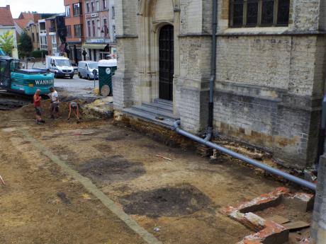 Opgraving De Vrijheid - de donkere sporen uit de vroege (?) en/of volle middeleeuwen langs de muren van de Sint-Hermesbasiliek - copyright Solva