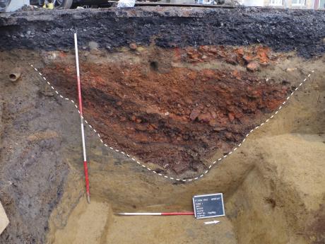 Opgraving De Vrijheid - doorsnede van de kerkhofgracht opgevuld met verbrand bouwmateriaal in de 15-16e eeuw, in de Sint-Martensstraat - copyright Solva