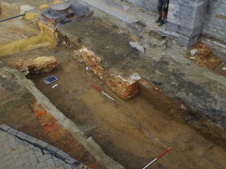 Opgraving De Vrijheid - kerkhofmuur aansluitend op koor Sint-Hermesbasiliek - copyright SOLVA
