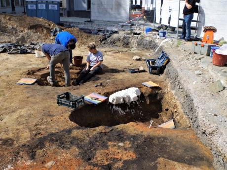 Opgraving De Vrijheid - medewerkers KMI nemen stalen van de overwanden van de klokkenovens onder de Kerkhofweg met het oog op een archeomagnetisch onderzoek - copyright Solva