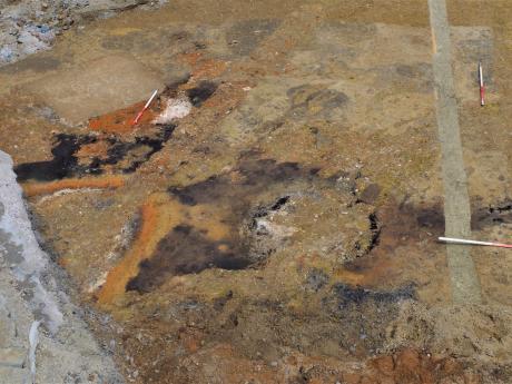 Opgraving De Vrijheid - de oranje en zwarte verkleuringen in de bodem geven de locatie van de klokkenovens onder de kerkhofweg aan - copyright Solva