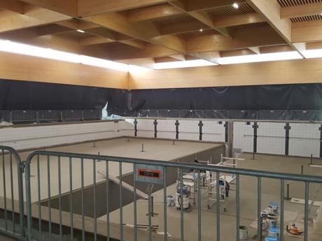 maart 2019 : de tegels worden geplaatst op de wanden van het wedstrijdbad